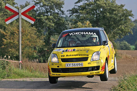 Henrik Jensen, Kalundborg/Leif Heick, Hegnsvig, i Suzuki Swift 1600 Challenge, var flyvende på Fyn i weekenden og kørte en ny førsteplads hjem i 5. afd. af Danmarksmesterskabet i rally.